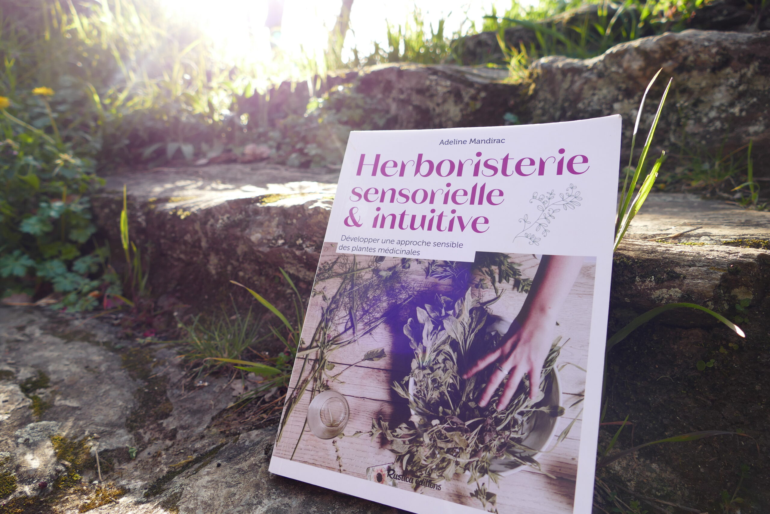 La photo de couverture du livre herboriste sensorielle & intuitive de Adeline MANDIRAC