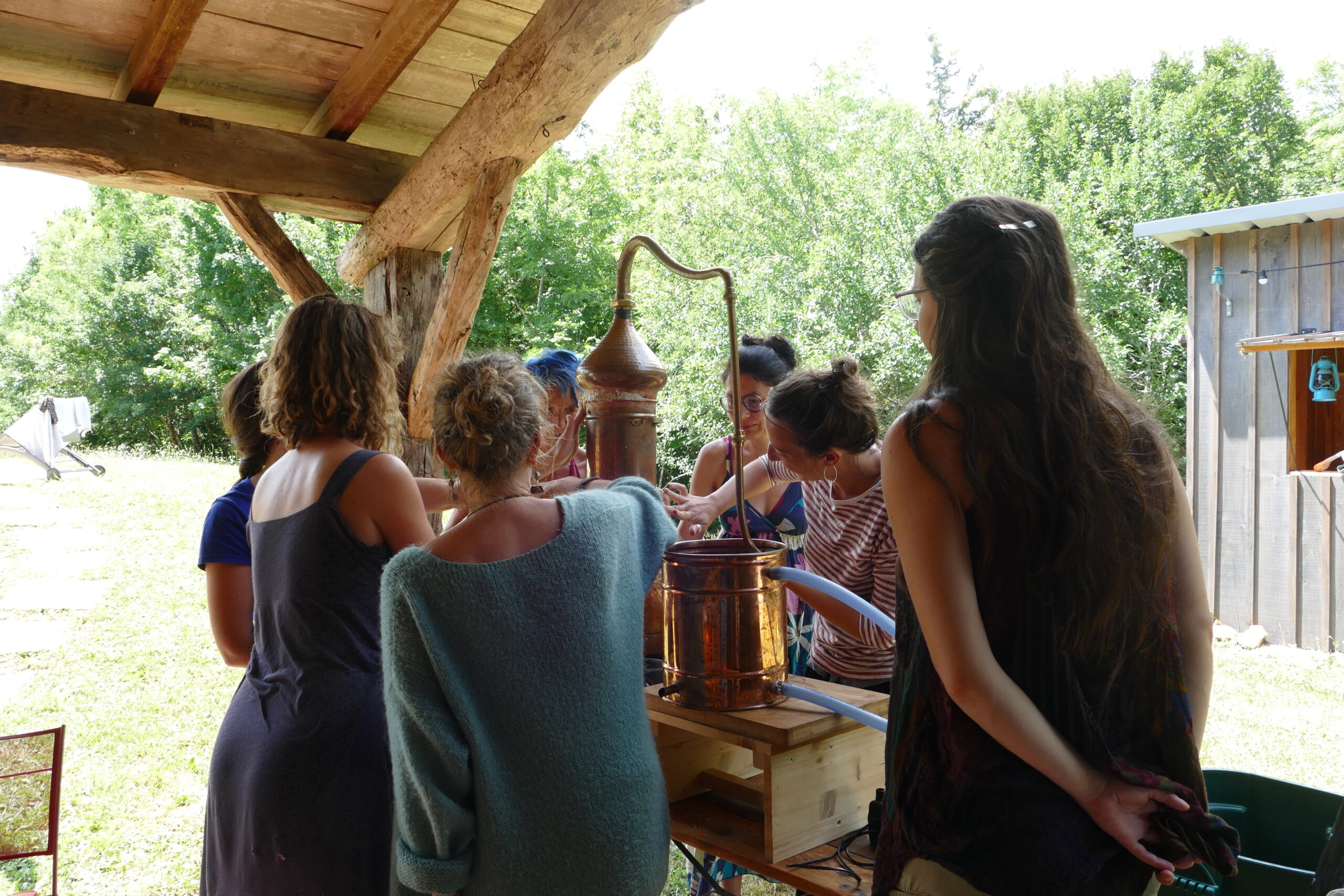 des femmes qui distillent dans un alambic en cuivre pendant une formation en herboristerie près de Toulouse